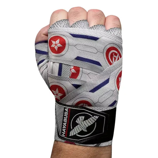 Grijze Hayabusa handwraps met rode Falcon- en Avengers-logo’s, om de hand gewikkeld en tot vuist gebald, met zichtbaar Hayabusa-logo op de pols.