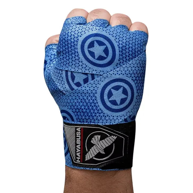 Hand gewikkeld in blauwe Captain America handwraps van Hayabusa, vuist gebald