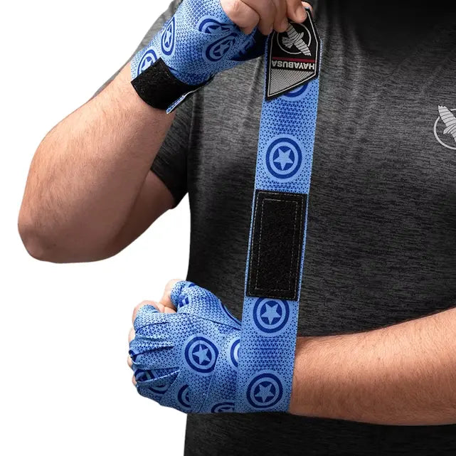 Man die blauwe Captain America handwraps van Hayabusa om zijn pols wikkelt