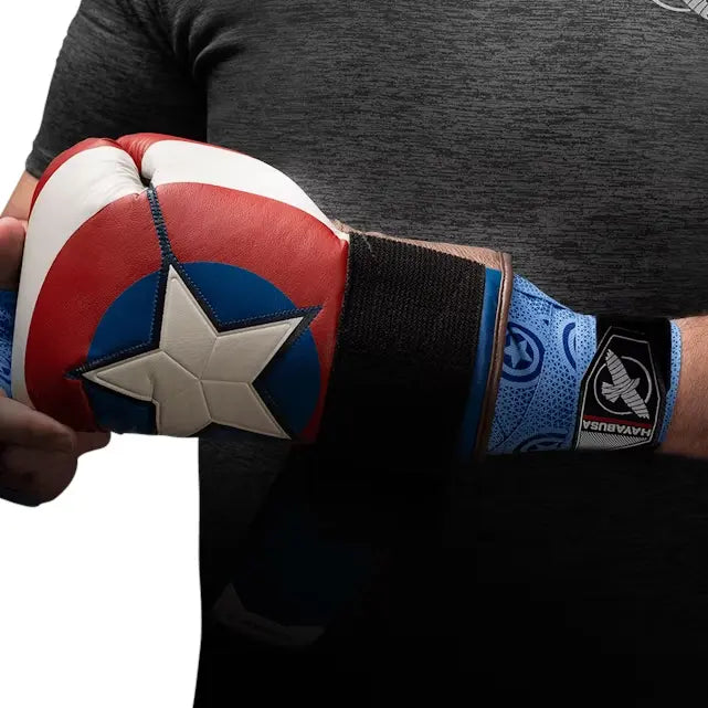 Man met Captain America bokshandschoen en blauwe Hayabusa Captain America handwraps