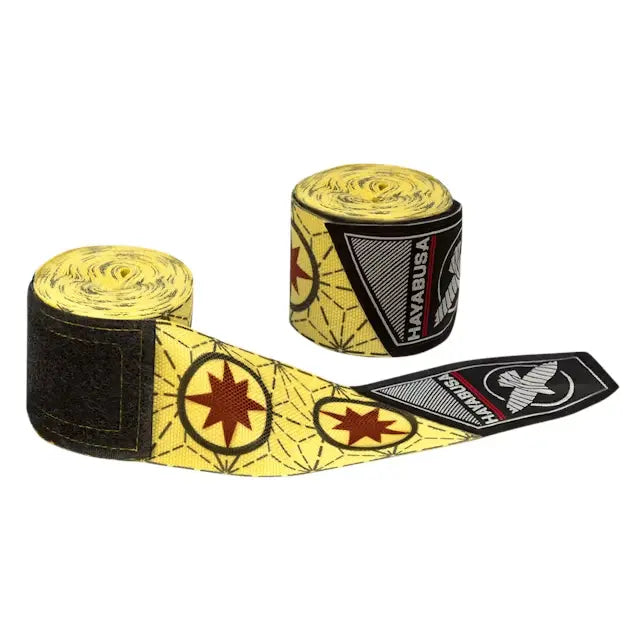 Op deze afbeelding zie je de Hayabusa Marvel Captain Marvel Handwraps volledig uitgerold. Het ontwerp is felgeel met rode sterren en subtiele lijnpatronen. Het Hayabusa-logo is duidelijk zichtbaar op de sluiting.