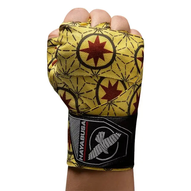 gele Hayabusa Captain Marvel handwraps met rode sterren, gewikkeld om hand in vuist