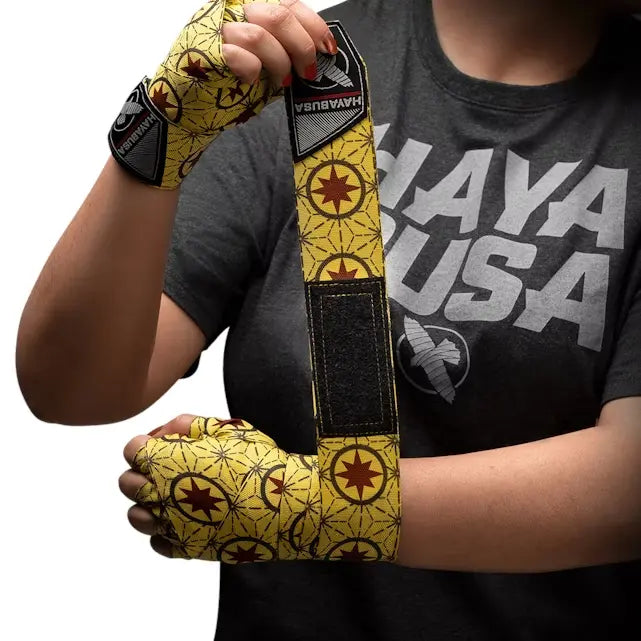 persoon draagt Hayabusa Captain Marvel handwraps en wikkelt ze om de hand