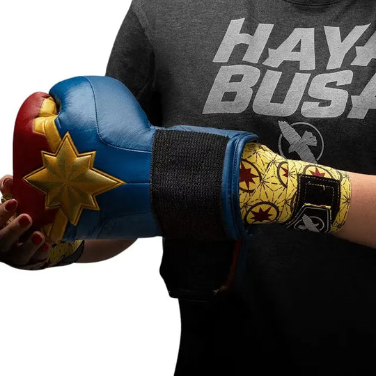 persoon draagt Captain Marvel bokshandschoen met Captain Marvel handwraps van Hayabusa