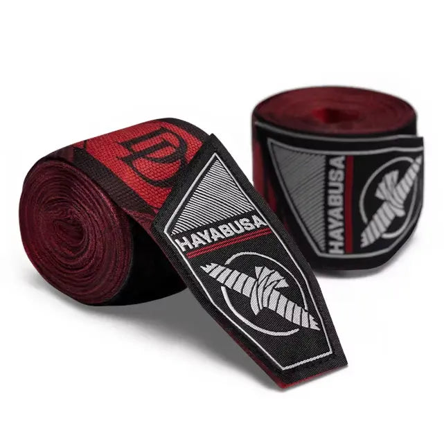 Rood-zwarte Hayabusa handwraps uit de Marvel Daredevil-collectie met het Daredevil-logo en Hayabusa-embleem op de sluiting.
