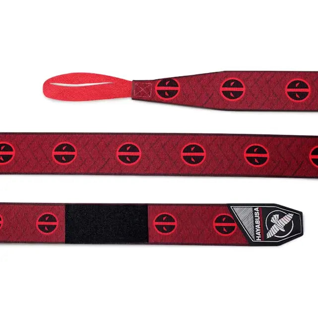 Hayabusa Marvel Hero Elite Deadpool bandage in rood met zwarte Deadpool-logo’s, stevige klittenbandsluiting en geweven Hayabusa-label.