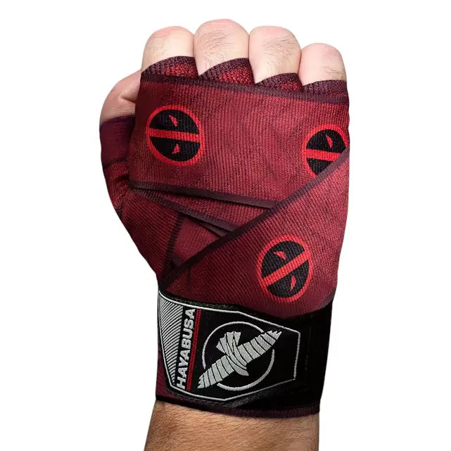 Hayabusa Marvel Hero Elite Deadpool bandage om hand gewikkeld, rood met zwarte Deadpool-logo’s en zwart-wit Hayabusa-logo op de pols.