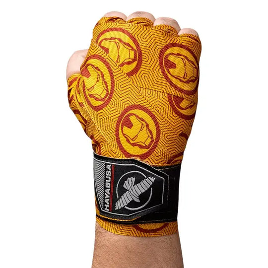 Hayabusa Iron Man bandages om de vuist gewikkeld, met opvallende geel-rode Iron Man helm print en zwart Hayabusa-logo op de pols.
