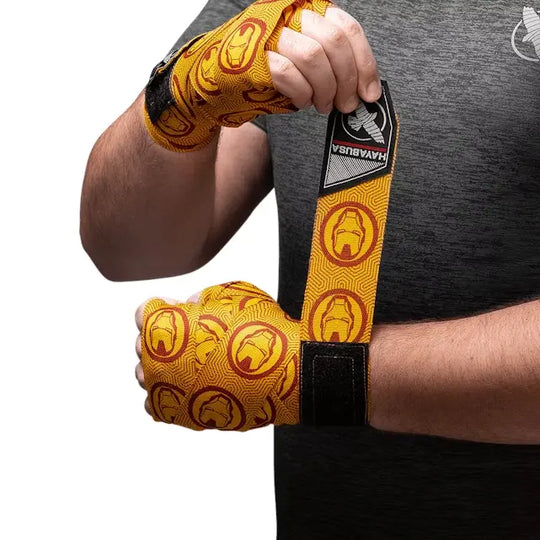 Hayabusa Iron Man bandages tijdens het inwikkelen, met heldere geel-rode Iron Man helm print en zwart Hayabusa-logo op de sluiting.