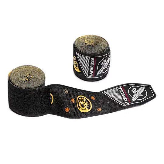 Twee opgerolde Hayabusa Thanos bandages met uitgespreid zwart design en Infinity Stones, voorzien van Hayabusa-logo op de sluiting.
