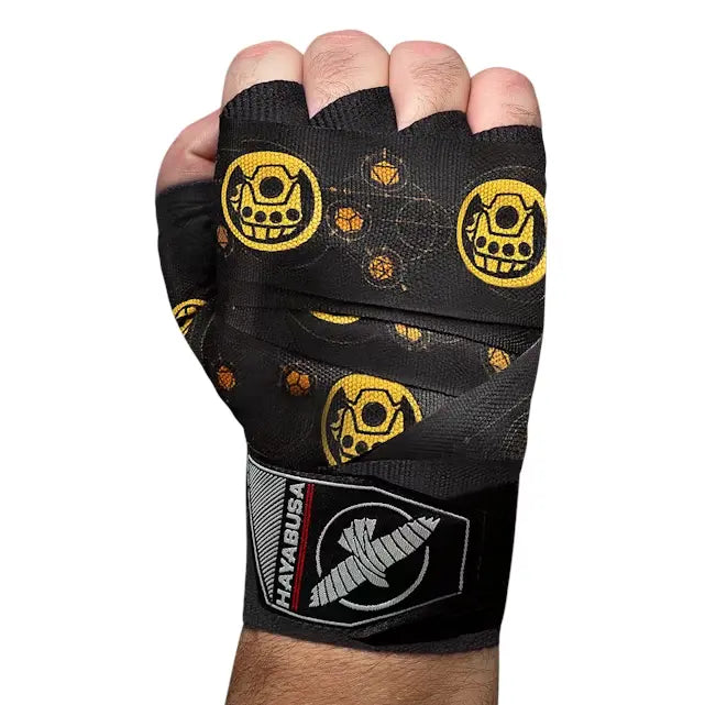Hand met gewikkelde Hayabusa Thanos bandage, zwart met gele Infinity Gauntlet symbolen en Infinity Stones, voorzien van zwart-wit Hayabusa-logo op de pols.