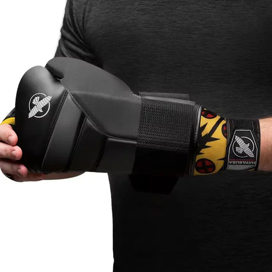 Persoon draagt zwarte Hayabusa bokshandschoen met daaronder zichtbare Wolverine bandage met geel-zwart design en X-Men logo’s.