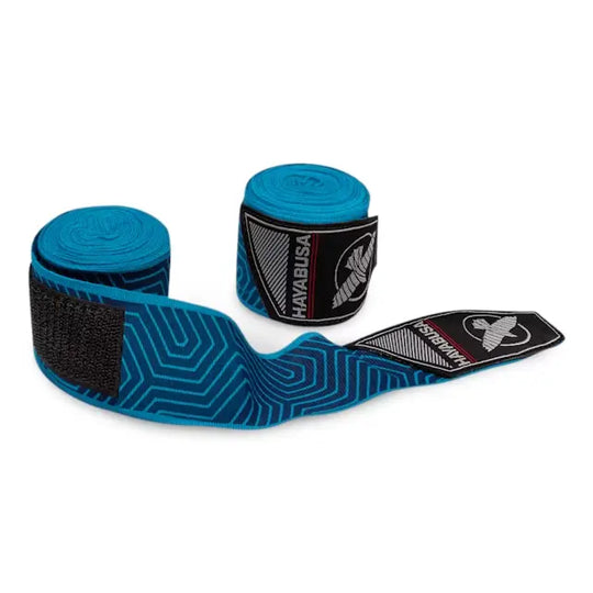 Twee opgerolde blauwe Hayabusa boksbandages met geometrisch patroon en zichtbare Hayabusa-logo labels.
