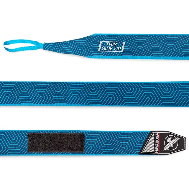 Blauwe Hayabusa boksbandage met geometrisch patroon, klittenbandsluiting en lus met opschrift ‘THIS SIDE UP’.