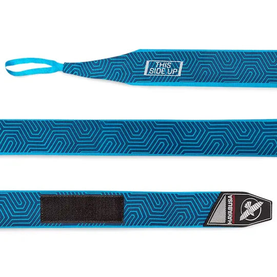 Blauwe Hayabusa boksbandage met geometrisch patroon, klittenbandsluiting en lus met opschrift ‘THIS SIDE UP’.