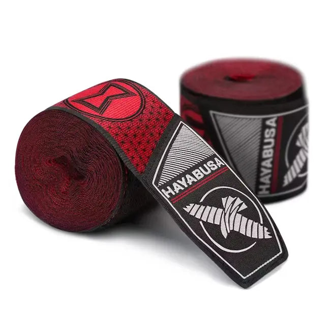 Opgerolde rode Hayabusa Black Widow handwraps met zwart-wit Hayabusa logo op het uiteinde