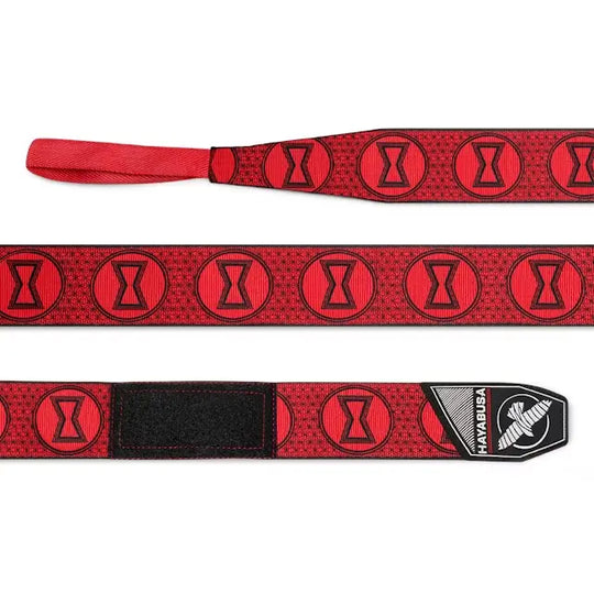 Uitgerolde rode Hayabusa Black Widow handwraps met zwarte logo’s en klittenbandsluiting