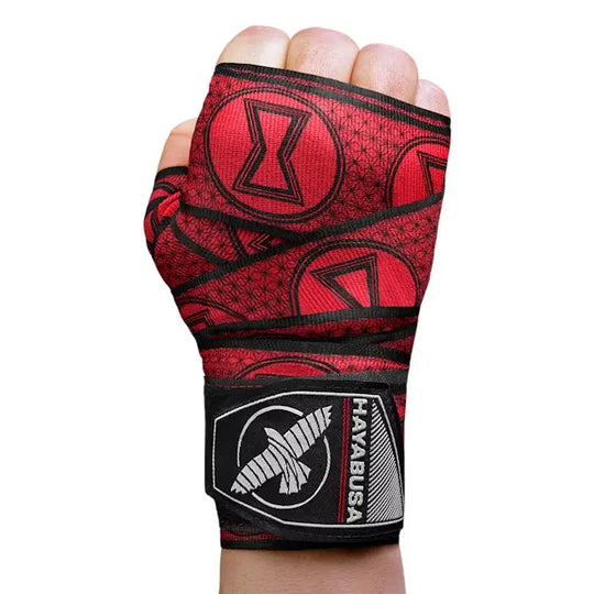 Rode Hayabusa Black Widow handwraps om hand gewikkeld met zichtbare logo’s