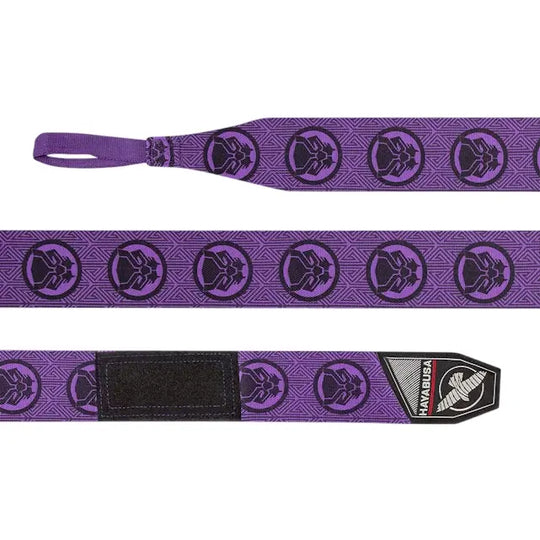 Uitgerolde paarse Hayabusa Marvel Hero Elite bandage, met lus en klittenbandsluiting, voorzien van logo’s en gedetailleerd patroon.