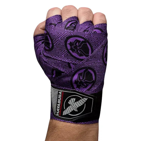 Hand in paarse Hayabusa Marvel Hero Elite bandage gewikkeld, met zichtbaar Hayabusa logo op de polssluiting.