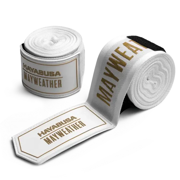 De Hayabusa Mayweather Bandages Wit bieden superieure ondersteuning en bescherming tijdens bokstrainingen. Gemaakt van duurzaam elastisch katoen met een luxe afwerking en gouden Mayweather-logo voor een professionele uitstraling.