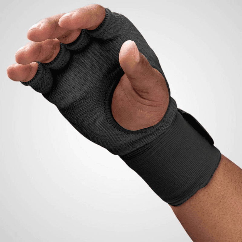 Zijaanzicht van een hand in een ontspannen positie met een zwarte Hayabusa Quick Gel Wrap binnenhandschoen.