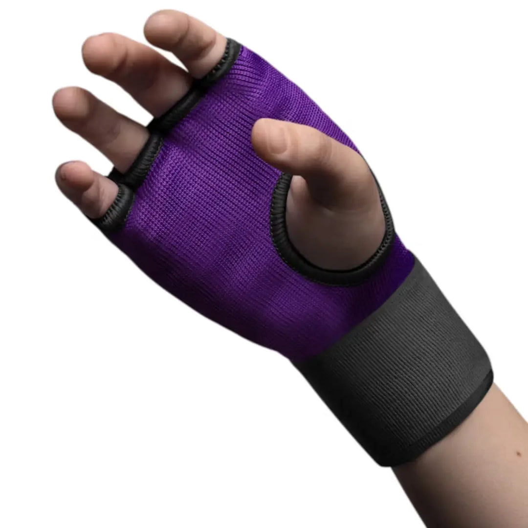 Close-up van de paarse, vingerloze binnenhandschoen (quick wrap) met zwarte afwerking en een zwarte polsmanchet, gedragen om een hand, op een witte achtergrond.
