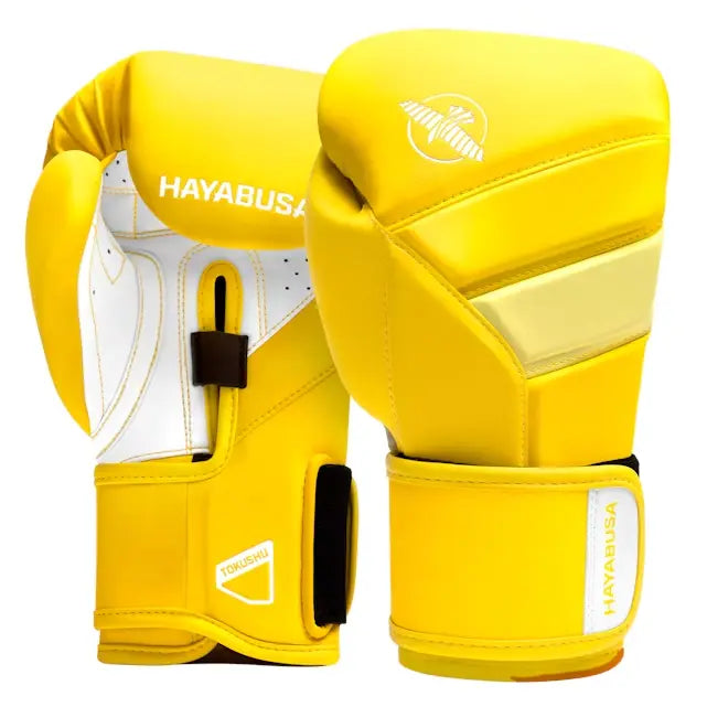 Een paar gloednieuwe Hayabusa T3 bokshandschoenen in een opvallende combinatie van neon geel en wit is afgebeeld. De handschoenen hebben een moderne vormgeving met de merknamen Hayabusa en Tokushu erop.