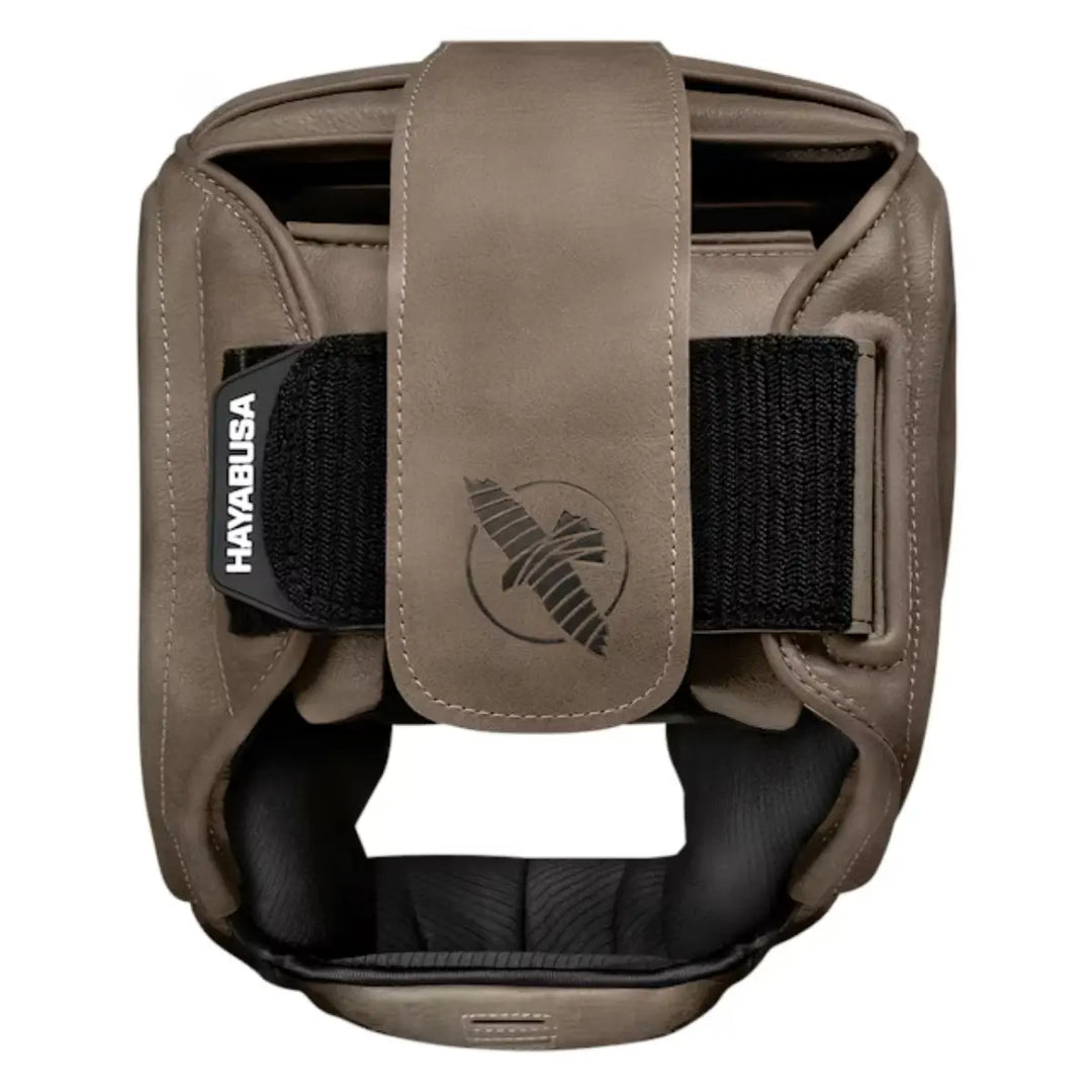 Achteraanzicht van een bruine Hayabusa bokshoofdbeschermer met verstelbare zwarte klittenbandsluiting en Hayabusa-logo.