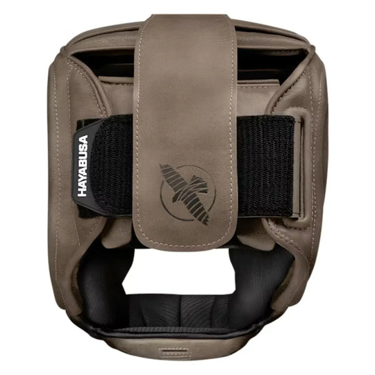 Achteraanzicht van een bruine Hayabusa bokshoofdbeschermer met verstelbare zwarte klittenbandsluiting en Hayabusa-logo.