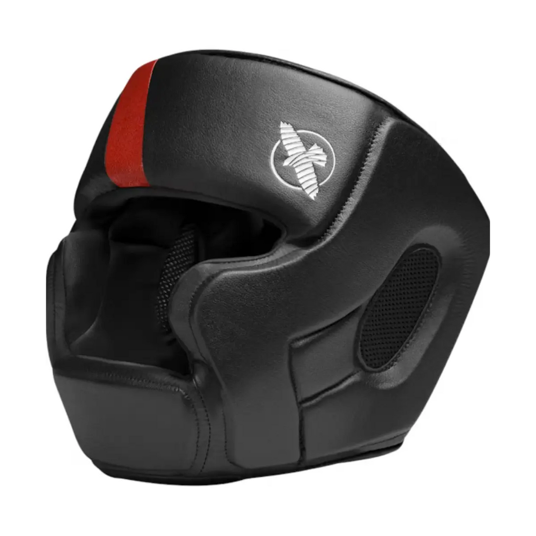 Zwarte Hayabusa hoofdbeschermer met rode accenten en ventilatiepanelen