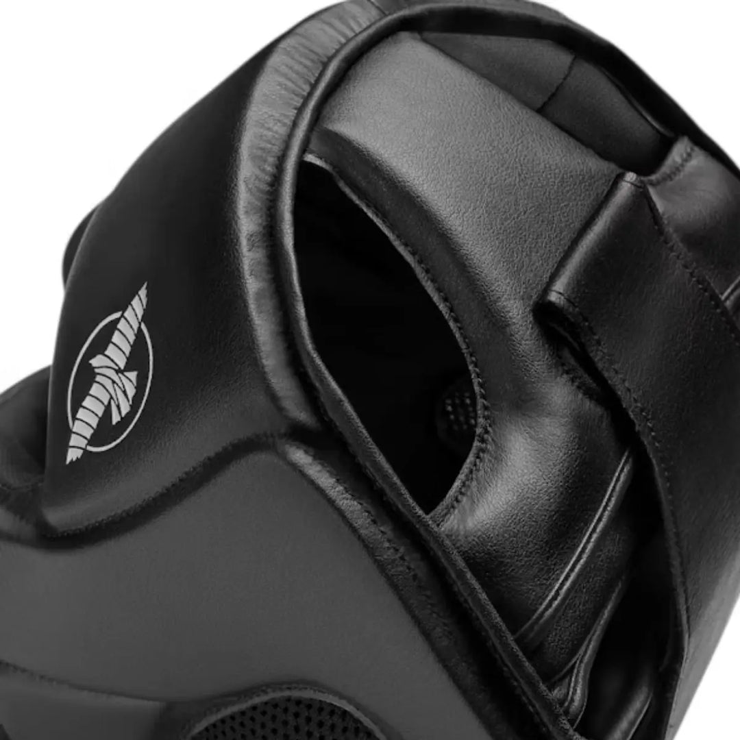 Detailfoto van zwarte Hayabusa hoofdbeschermer met zichtbaar logo en verstevigde stiknaden