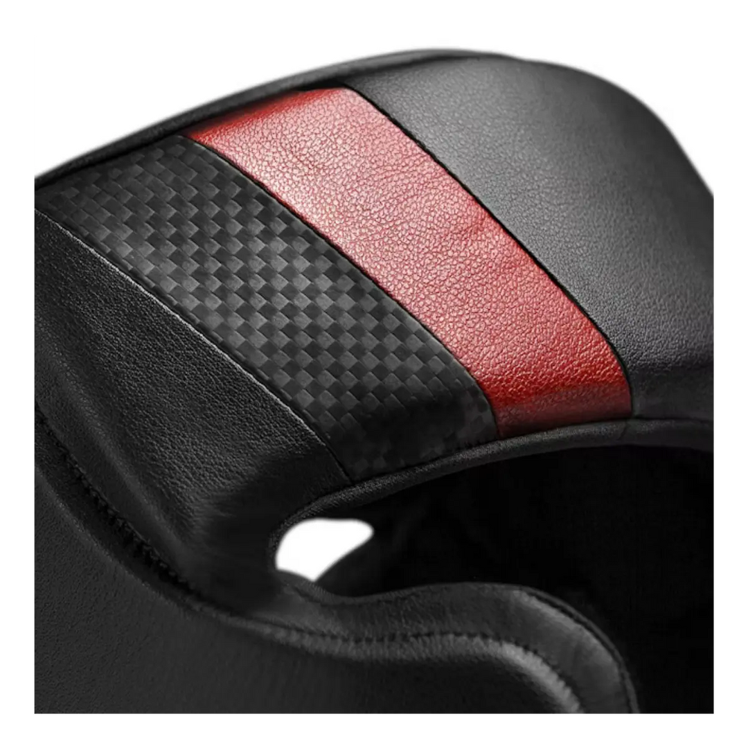 Detailfoto van zwarte Hayabusa hoofdbeschermer met rode en carbon look afwerking