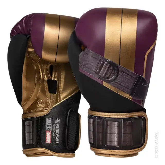 Paarse en goudkleurige Hayabusa bokshandschoenen uit de Marvel Thanos-collectie met zwarte details en Marvel Studios-logo op de pols.