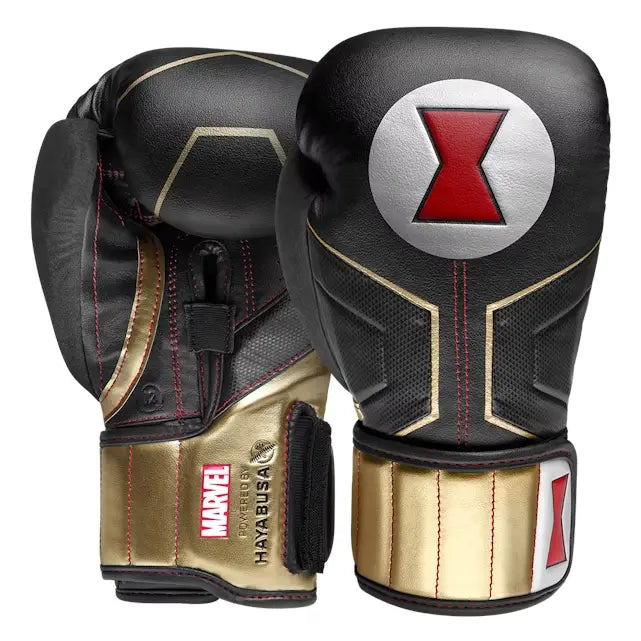 Zwarte en goudkleurige Hayabusa bokshandschoenen uit de Marvel-collectie met rood Black Widow-symbool op de hand en Marvel-logo op de pols.