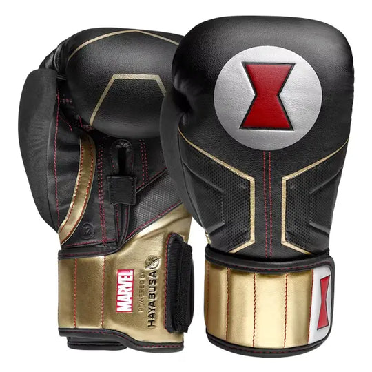Zwarte en goudkleurige Hayabusa bokshandschoenen uit de Marvel-collectie met rood Black Widow-symbool op de hand en Marvel-logo op de pols.