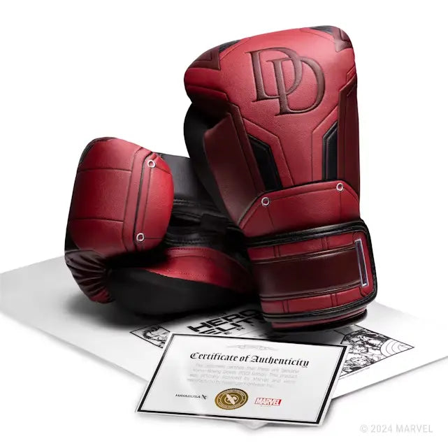 Paar rode Hayabusa Bokshandschoenen uit de Marvel Hero Elite Series Daredevil-collectie, met groot DD-logo en een Certificaat van Echtheid op de voorgrond.