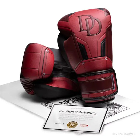 Paar rode Hayabusa Bokshandschoenen uit de Marvel Hero Elite Series Daredevil-collectie, met groot DD-logo en een Certificaat van Echtheid op de voorgrond.