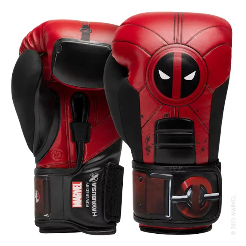 Rode Hayabusa Marvel Deadpool bokshandschoenen met zwart maskerdesign en logo op de vuist, voor intensieve bokstraining.