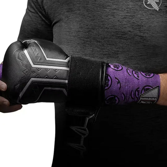 Man met zwarte Hayabusa Marvel Hero Elite bokshandschoen en paarse Marvel Hero Elite bandage om de pols, klittenbandsluiting open.