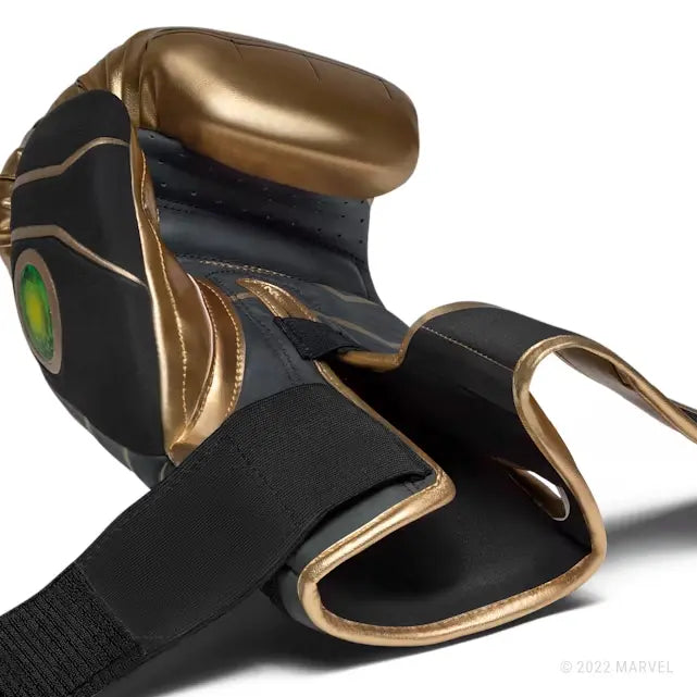 Close-up van de binnenkant van de Hayabusa Marvel Thanos bokshandschoen in zwart en goud met Infinity Stone detail.