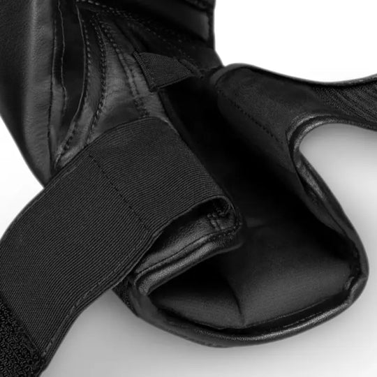 Close-up van de polssluiting van de zwarte Hayabusa Marvel The Punisher bokshandschoenen met verstelbare klittenbandstrap.