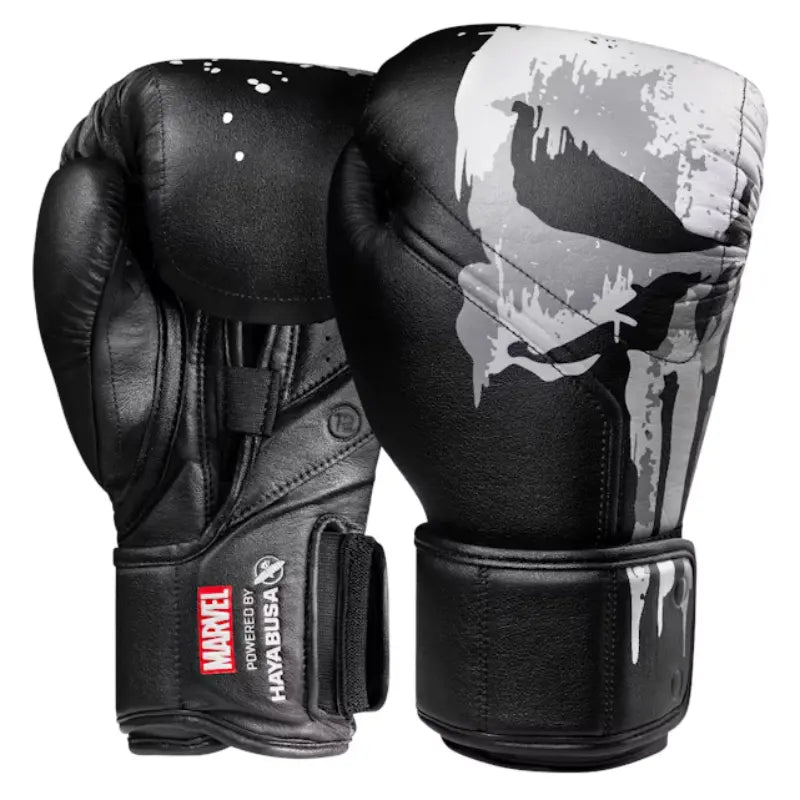 Zwarte Hayabusa Marvel The Punisher bokshandschoenen met grijs-wit schedelontwerp en Marvel-logo op de polsband.