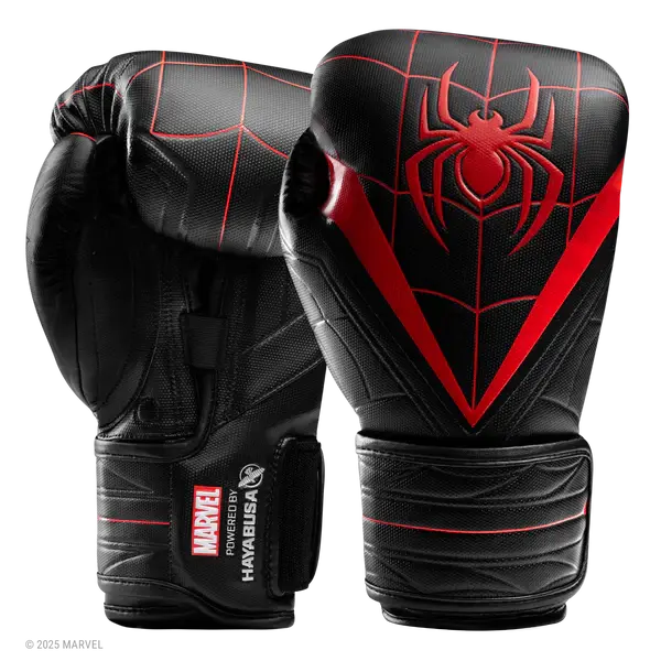 De Spider design bokshandschoenen zwart rood weergegeven vanuit de voor- en achterkant. Het ontwerp met rood spinlogo en webpatroon geeft de handschoenen een opvallende en krachtige uitstraling. Deze bokshandschoenen zijn geschikt voor intensieve bokstraining en helpen sporters werken aan kracht, techniek en precisie.