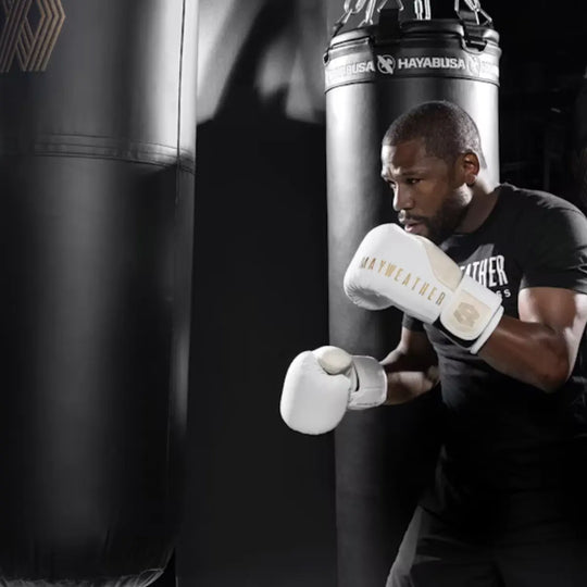 Een paar rode en gouden Iron Man boks- of MMA-handschoenen ligt schuin op een witte achtergrond. Op de voorgrond ligt een Certificaat van Echtheid van de Hero Elite Series, gedrukt op papier met Marvel-afbeeldingen.