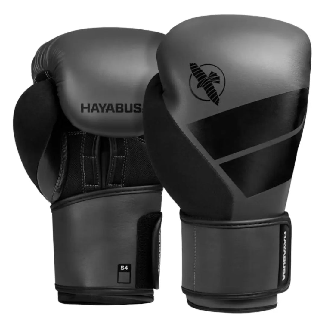 Zwart-grijze Hayabusa S4 bokshandschoenen, voorkant en achterkant zichtbaar, met klittenbandsluiting en logo.