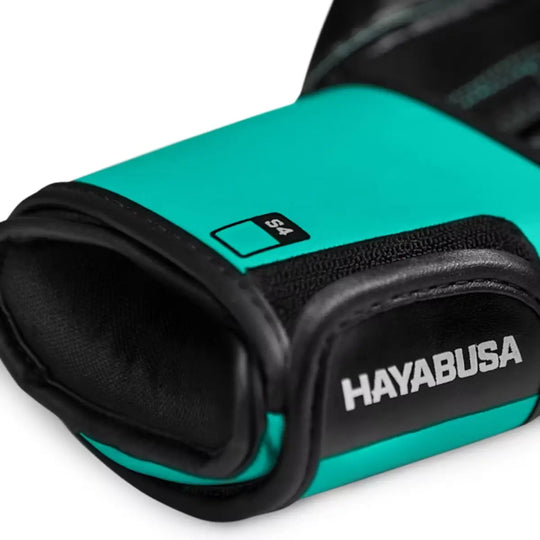 Close-up van een Hayabusa bokshandschoen in turquoise kleur met zwarte details, model S4, met zichtbare klittenbandsluiting en het merklogo op de polsband.