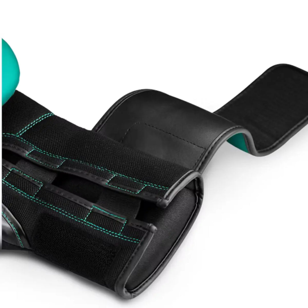 Close-up van de klittenbandsluiting en polsband van een Hayabusa bokshandschoen in turquoise met zwarte details, model S4, met zichtbare turquoise stiknaden.