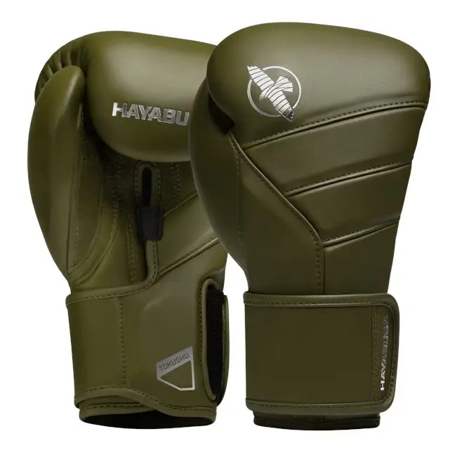 Groene Hayabusa bokshandschoenen met glanzend logo en stevige polssluiting, ontworpen voor maximale bescherming en ondersteuning tijdens intensieve bokstraining.
