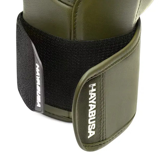 Detailfoto van de polssluiting van een groene Hayabusa bokshandschoen, met zichtbaar logo en klittenbandsysteem voor stevige ondersteuning en optimale stabiliteit.